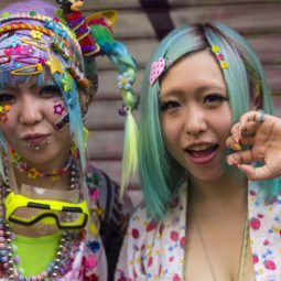 Duas japonesas com cabelo colorido e vários acessórios mostram o estilo das asiáticas