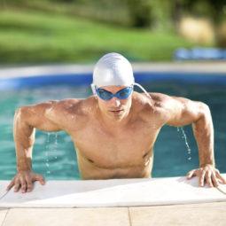 Homem usa touca de silicono e mostra como cuidar do cabelo na natação