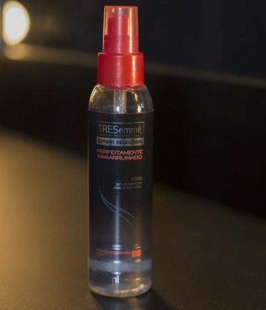 TRESemmé Spray Texturizador Expert Perfeitamente (Des)Arrumado com frasco transparente e tampa vermelha