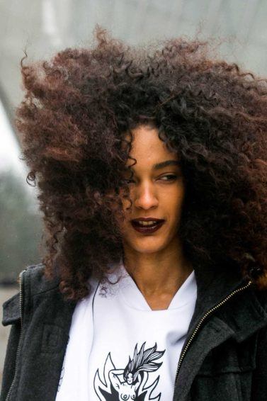 Mulher com cabelo black power ilustra matéria sobre não tocar no cabelo afro sem ser convidado