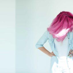 Mulher com cabelos cor-de-rosa e lisos