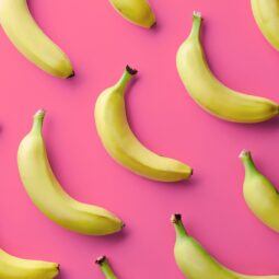 imagem de bananas em fundo rosa