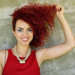 Nanda Cury com cabelo crespo vermelho