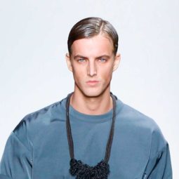modelo com um dos cabelos masculinos dos famosos 2017