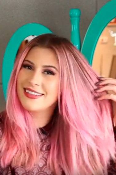 Niina Secresta com cabelo rosa ilustrando o vídeo sobre como cuidar do cabelo com cor fantasia