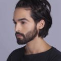modelo masculino com cabelo médio trançado