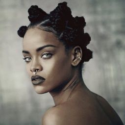 Rihanna com coques 