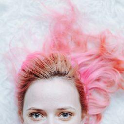 Mulher com cabelo pintado de rosa