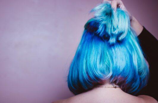 mulher de costas com cabelo azul