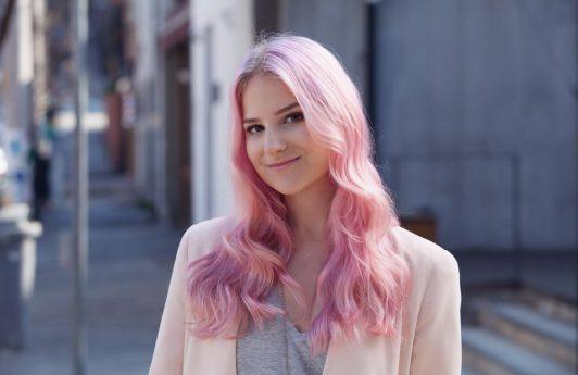 Mulher com cabelo longo rosa