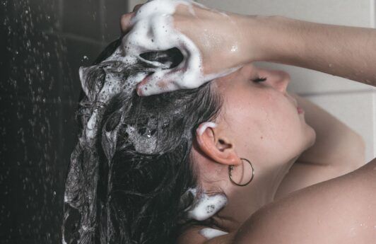 mulher lavando o cabelo