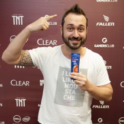 Guilherme GuizaO Kemen, embaixador da marca MIBR no Brasil, posa para foto com shampoo Clear