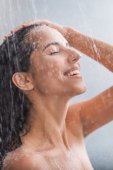 mulher no chuveiro lavando a cabeça