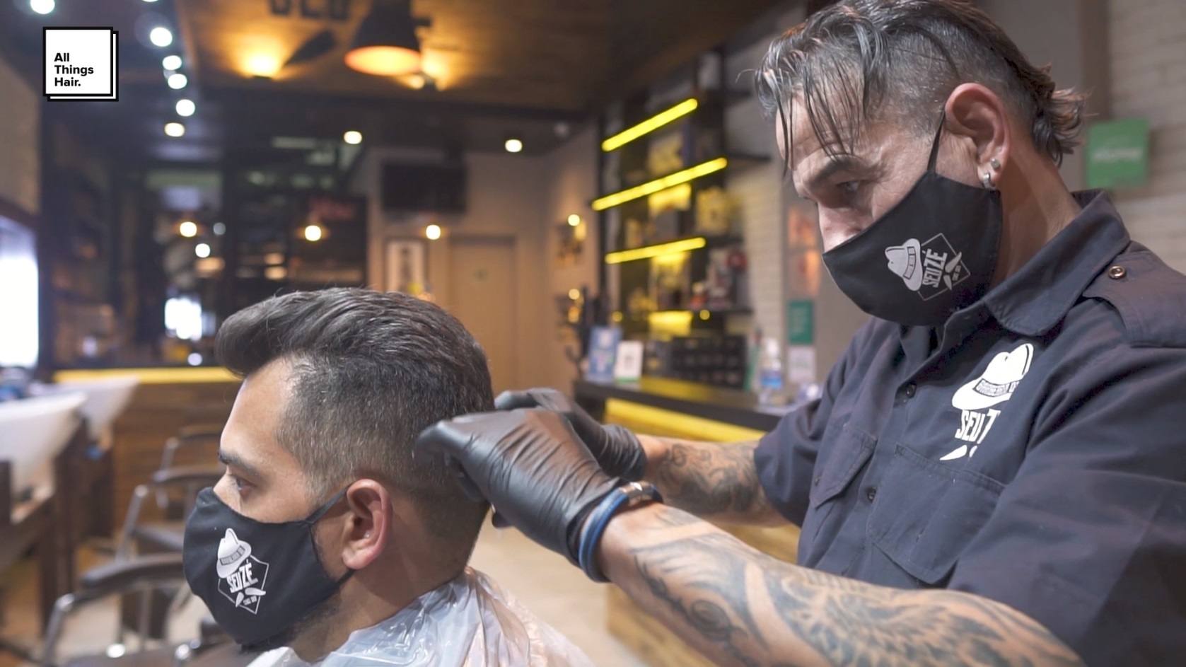 Cabeleireiro cabeleireiro faz penteado para bebê na barbearia de perto  barbeiro faz penteado de tranças da moda