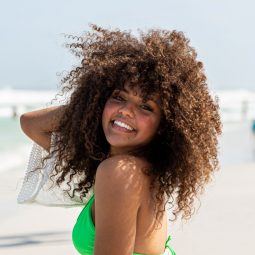 Mulher sorridente de biquini na praia