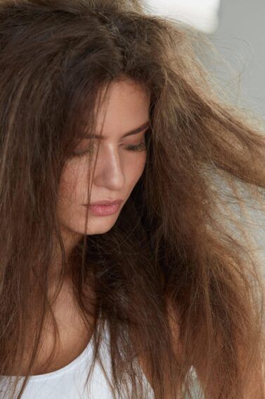 Mulher em busca de cronograma capilar para cabelos danificados