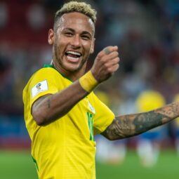 Neymar Jr com corte tendência em partida de futebol