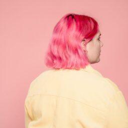 mulher de costas com cabelo rosa chanel
