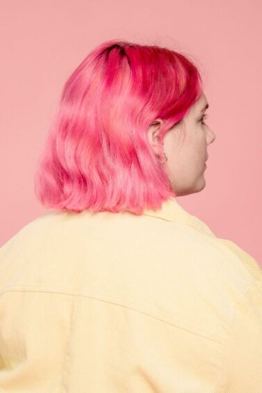 mulher de costas com cabelo rosa chanel