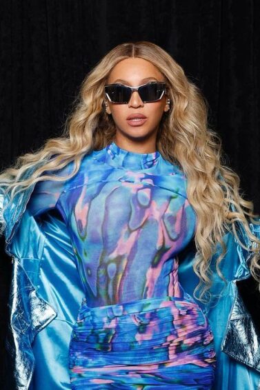 Beyoncé com roupa azul