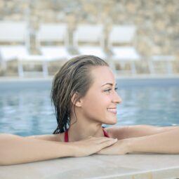 mulher na piscina com cabelos loiros