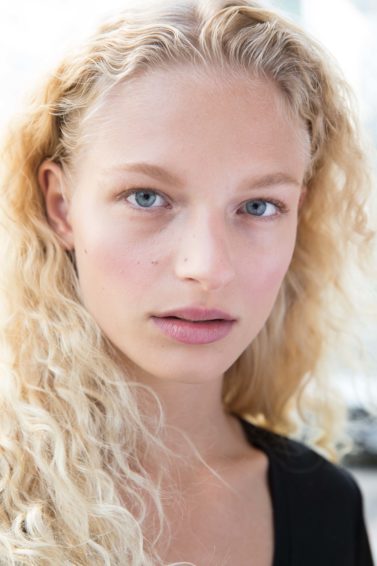curly hair do's and don'ts baby blonde tight ringlets