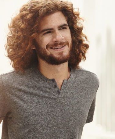 defined curls for men: get the look
