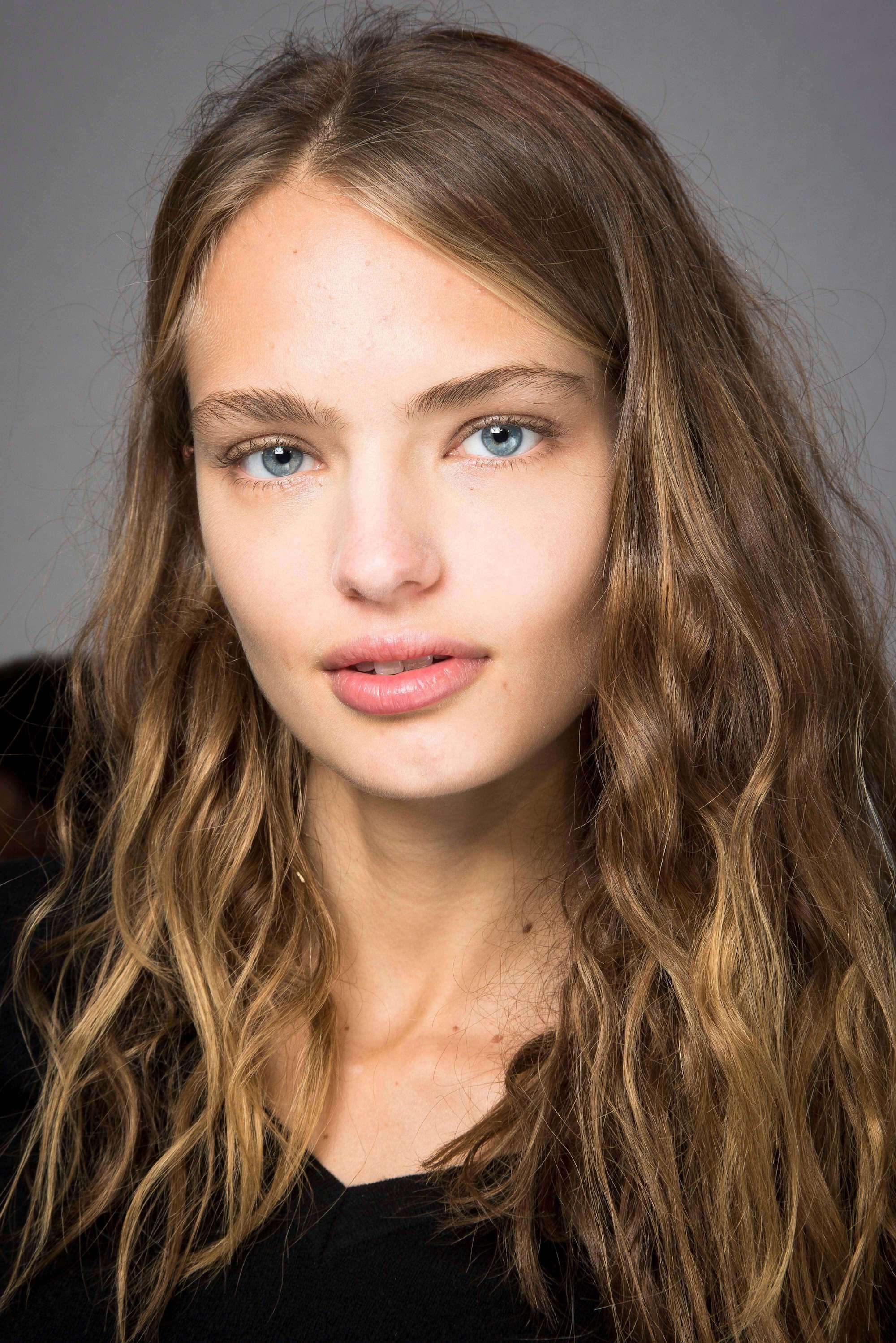 Balayage on curly hair: wheat balayage