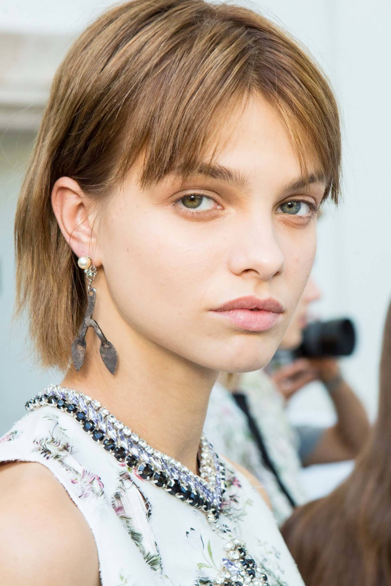 The best quick hairstyles for short hair types: curtain bangs