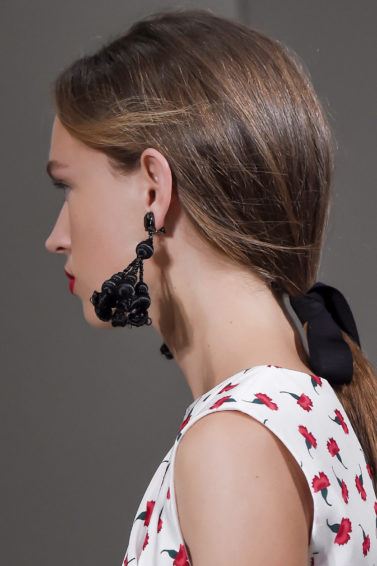How to wear the ribbon hair accessory trend.