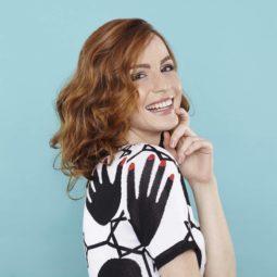 soft piece-y: red head model with wavy style