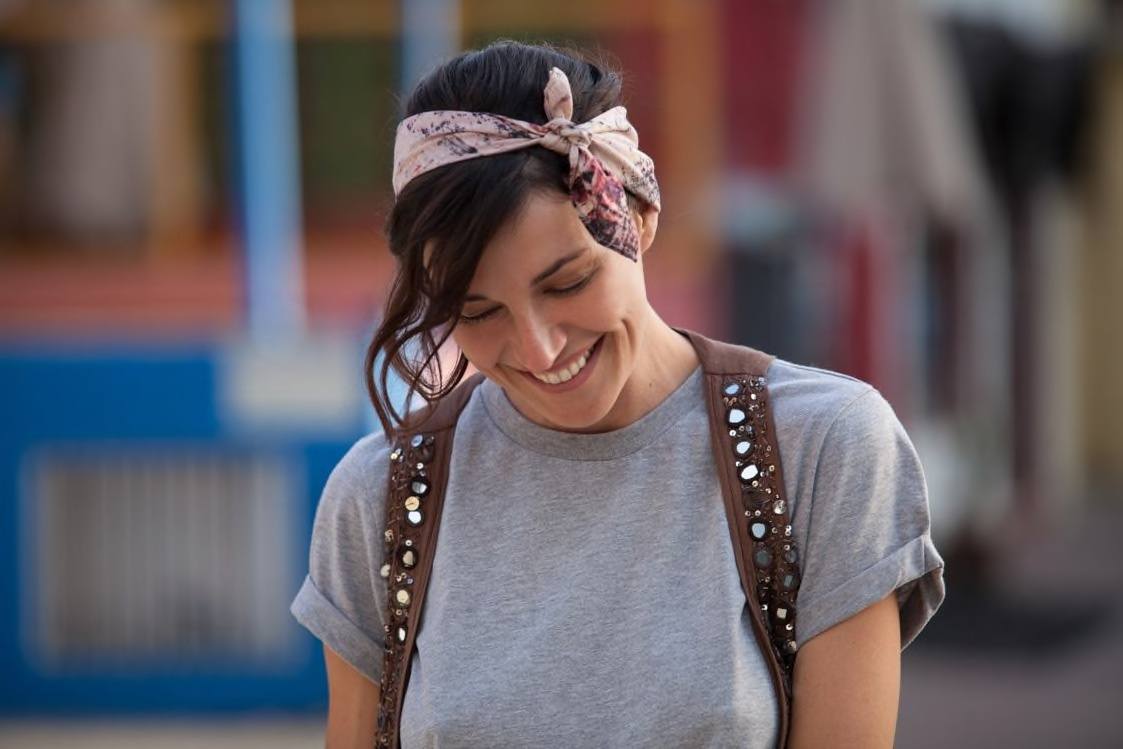 who to style a bob with a scarf