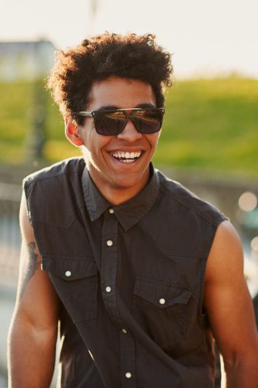 natural hairstyles for men: medium curly cut