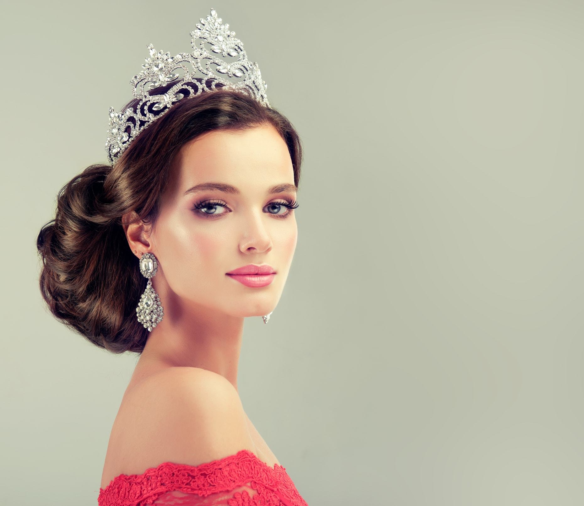 20 Crowns That Will Make Any Bride Feel Like Royalty