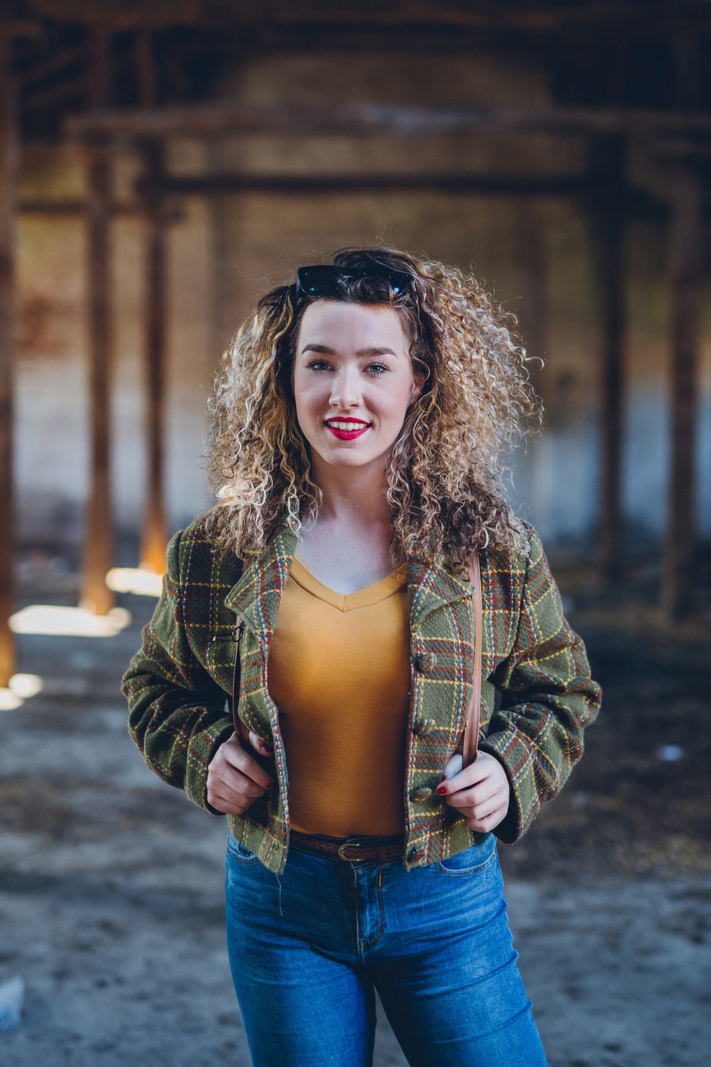 two tone hair volumized curls blonde brunette
