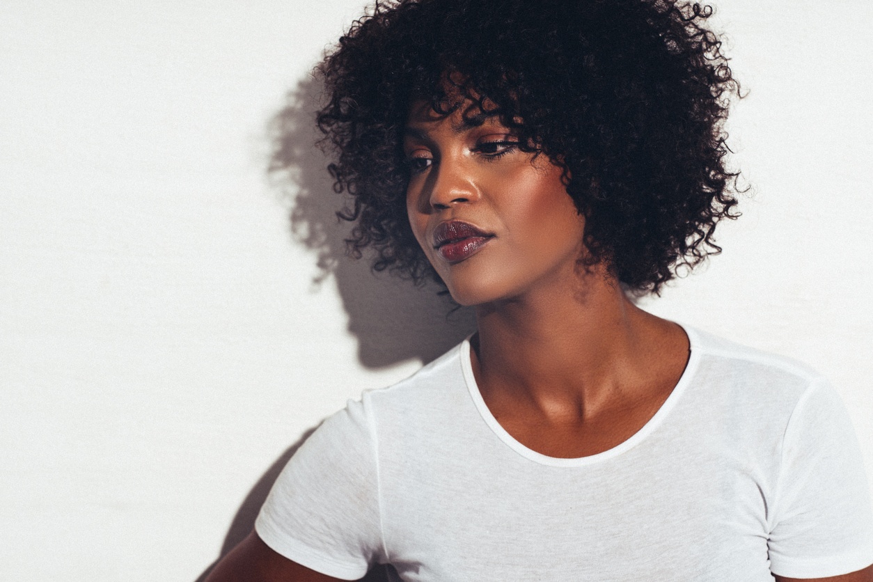short curly hairstyles for black women: curly bangs