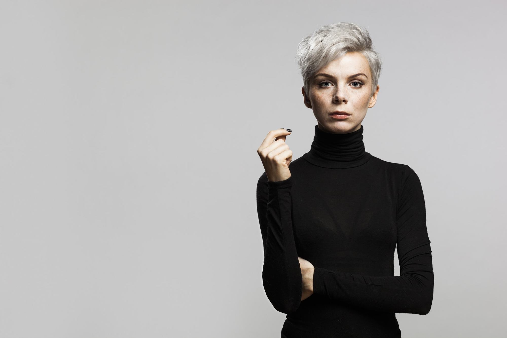 short haircuts for oval faces silver blonde wavy pixie