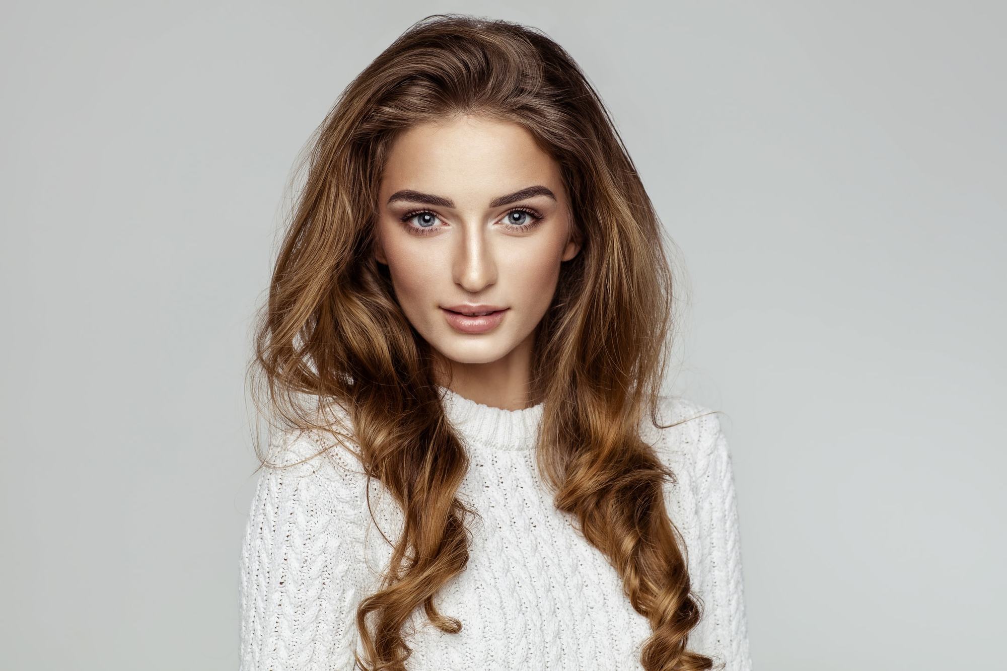 33 Hairstyles for Round Faces, From Natural Curls to Loose Waves