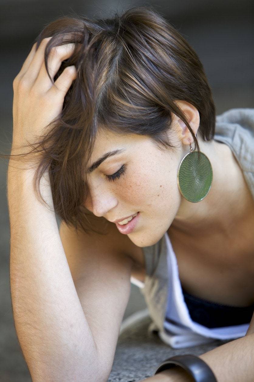 short brunette hairstyles side part pixie and highlights