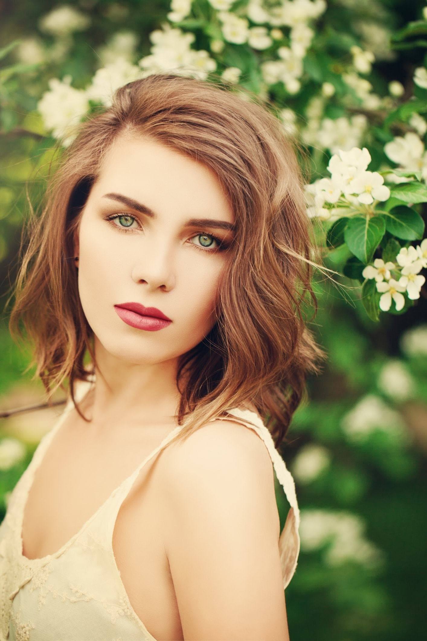 short brunette hairstyles deep side part lob