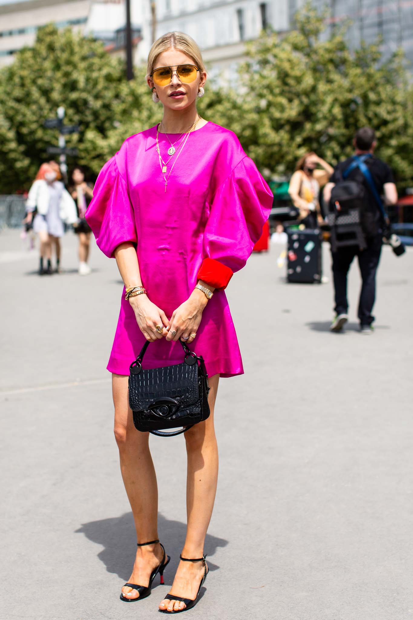 Neon Pink Outfits and Center Parts Are Everywhere This Summer | All ...