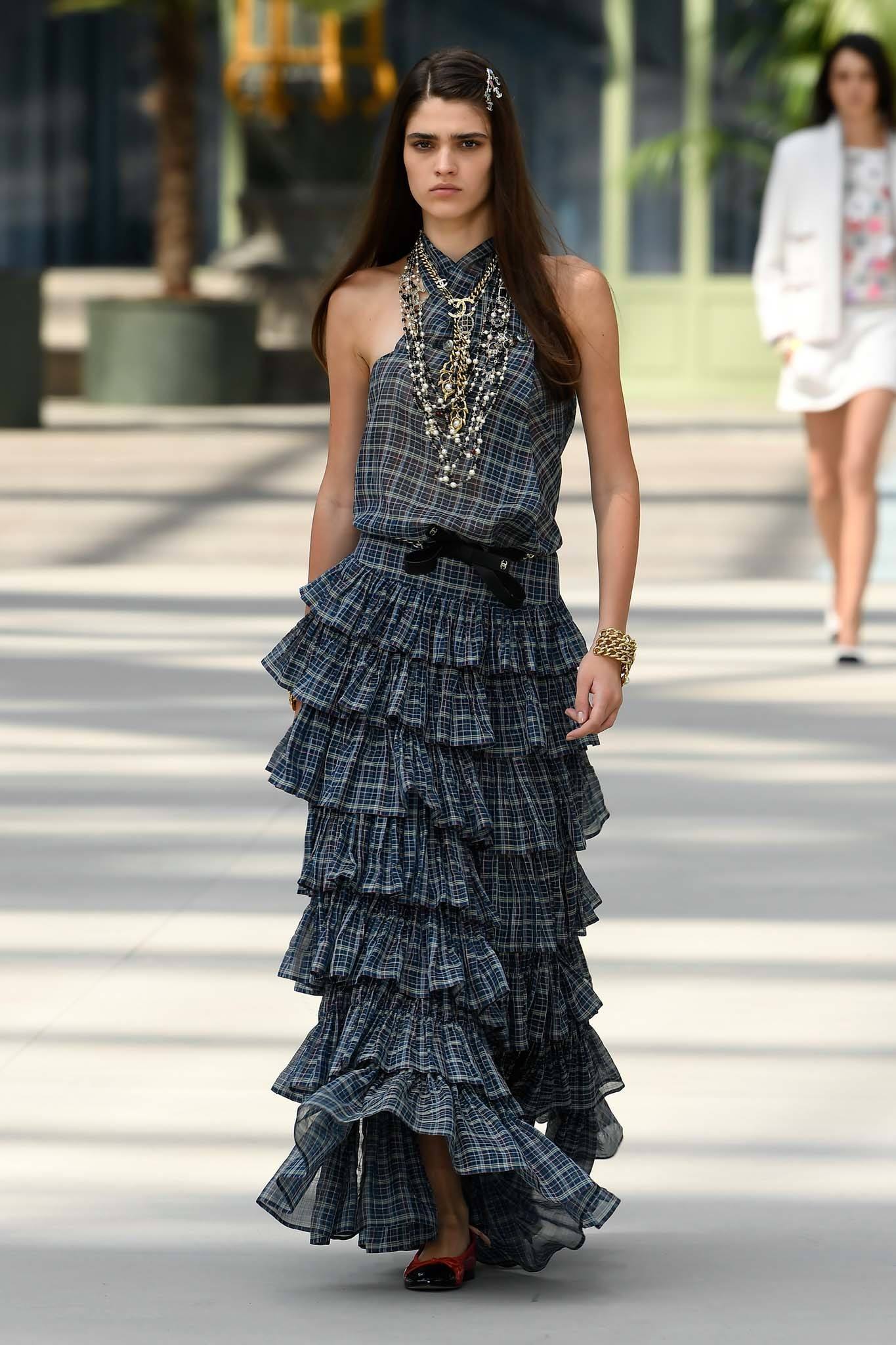 resort 2020 hair trend: hair pins