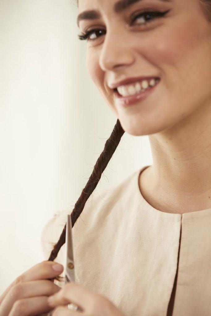 girl with long brown hair dusting her hair