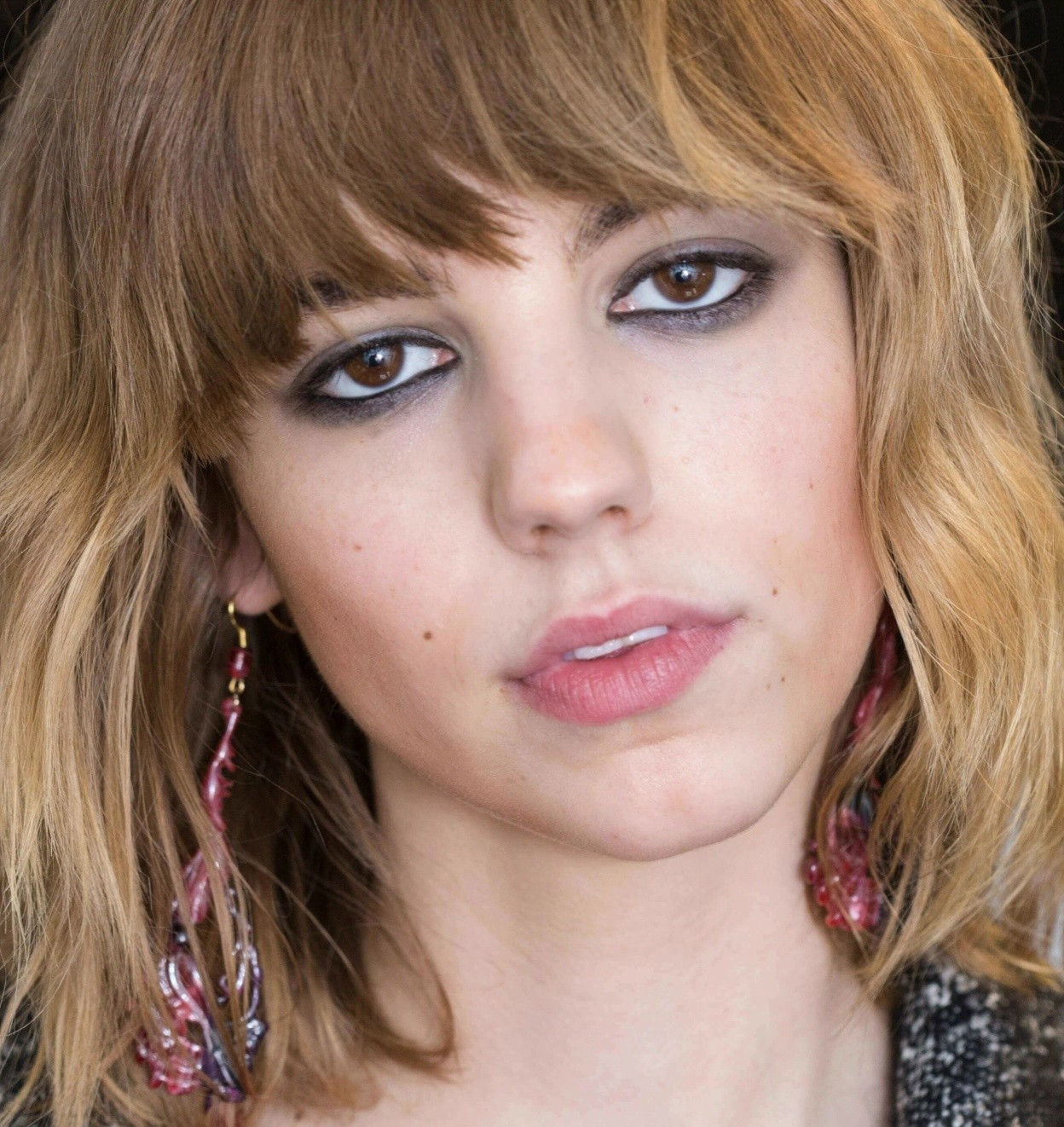 girl with wavy bob