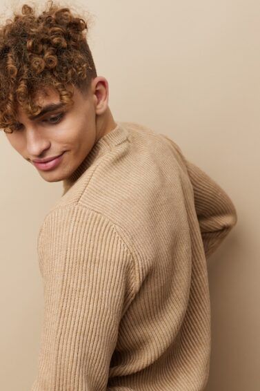 how to style men's curly hair
