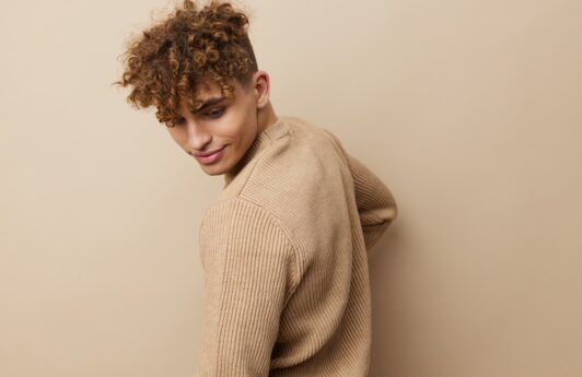 how to style men's curly hair