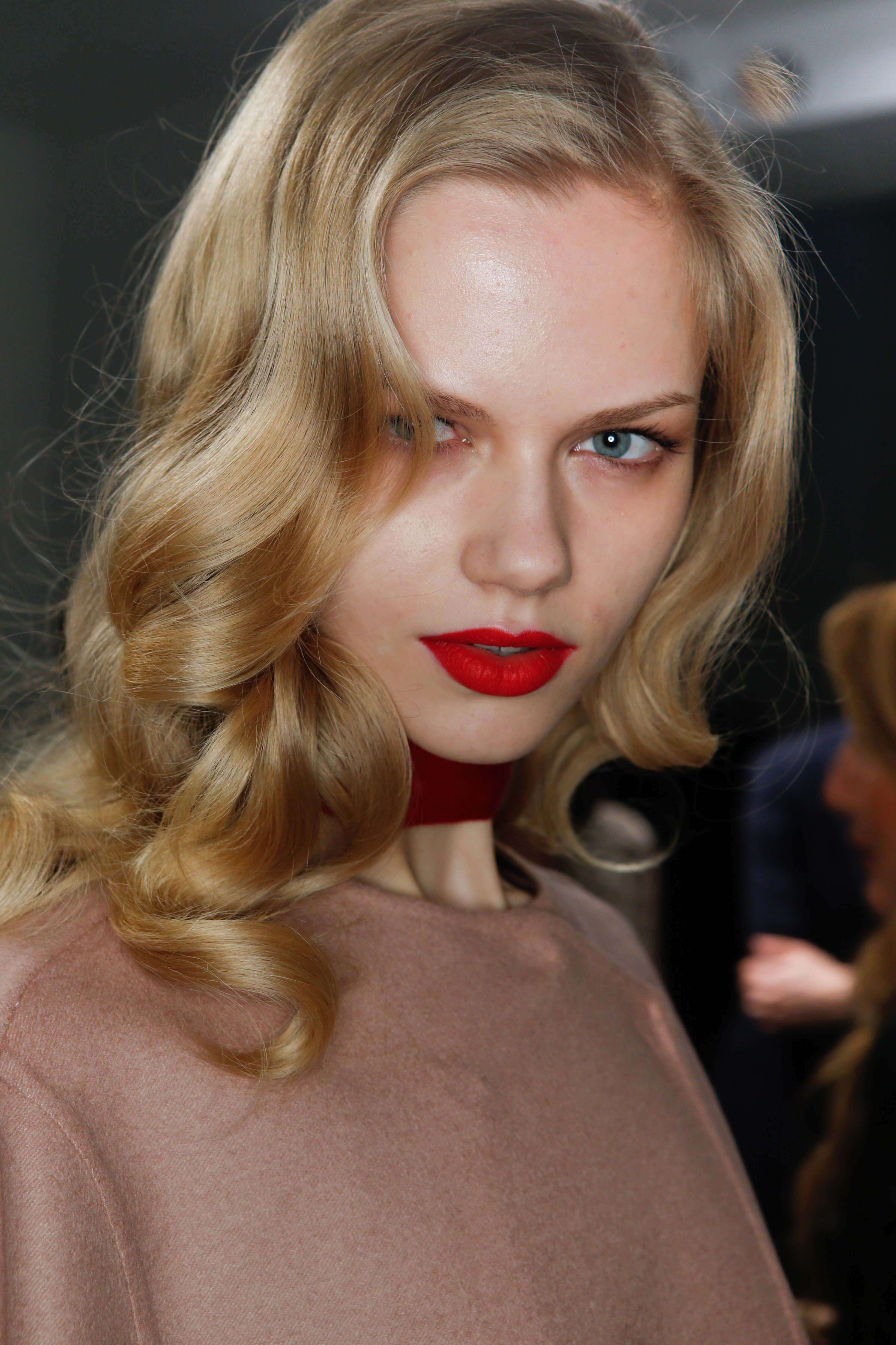blonde glamourous mid length hairstyles with waves