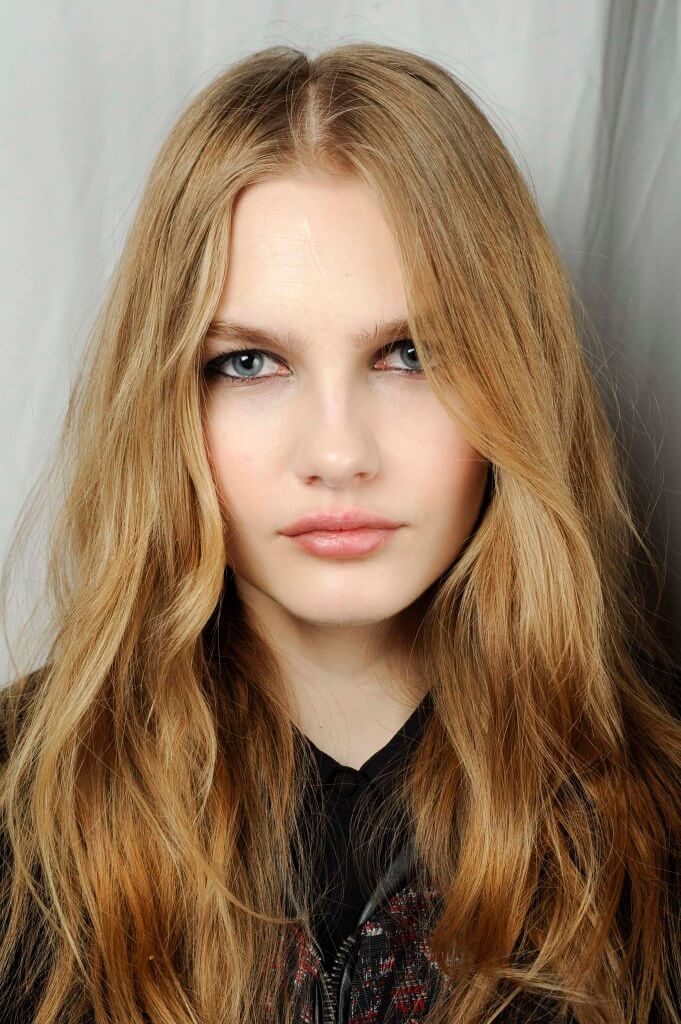 Blonde middle parting and waves Hairstyles for round faces