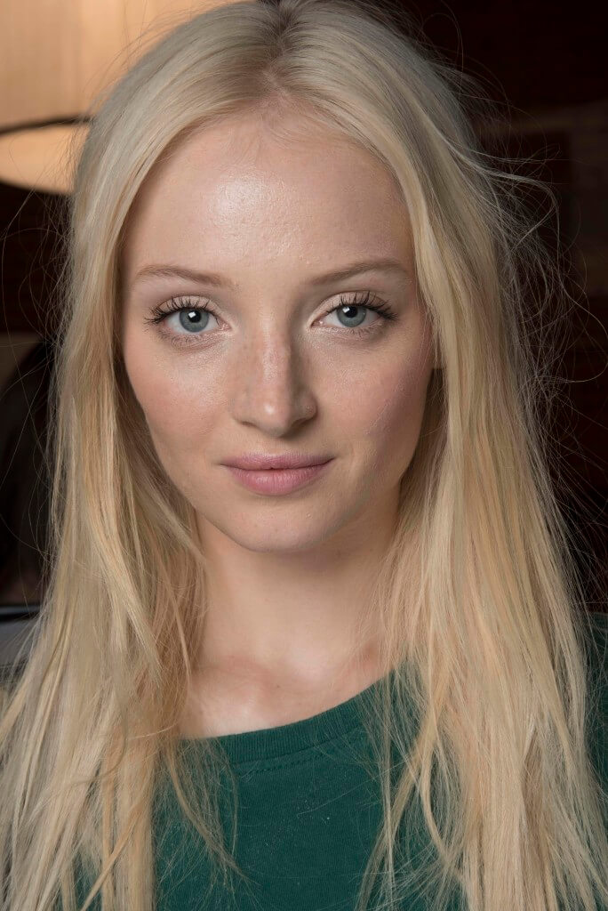 Blonde woman with layered long hair: Hairstyles for round faces