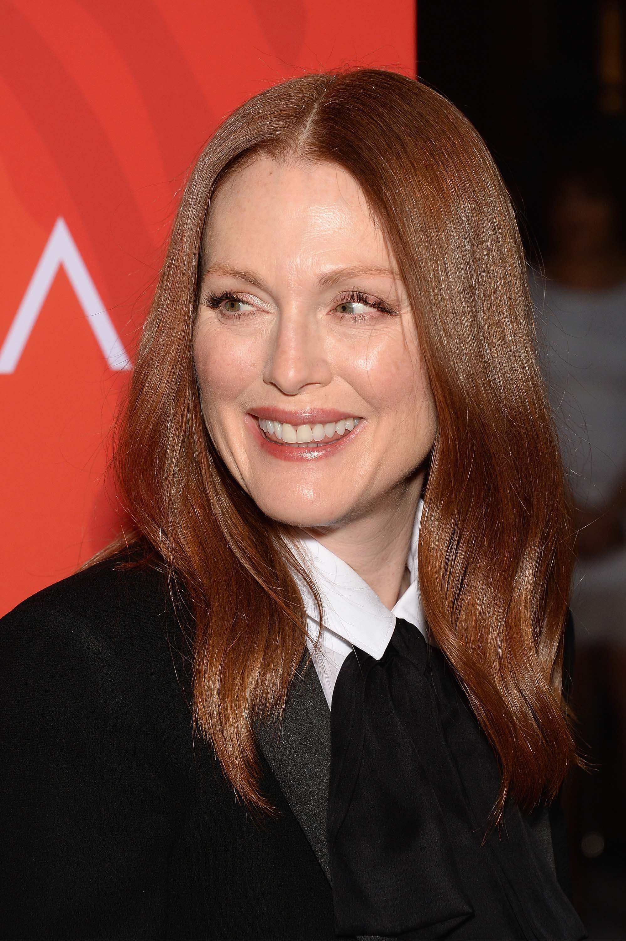red-medium-hairstyles-julianne-moore